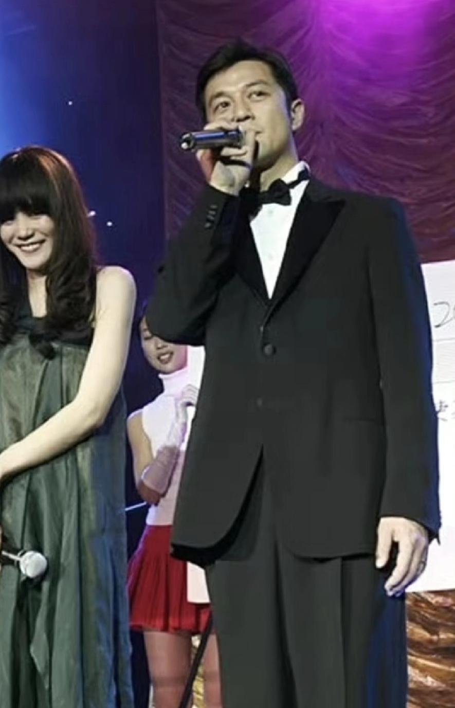 2006年12月26日，嫣然基金慈善晚宴上的王菲妩媚动人，与平日的高冷范儿不同。