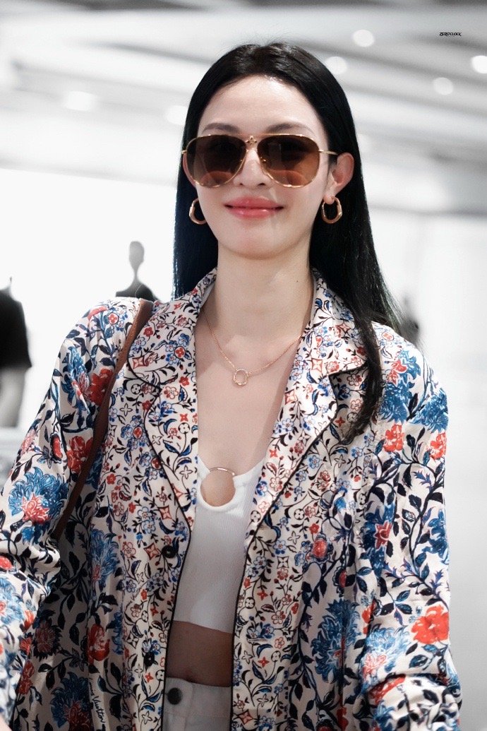 钟楚曦第三次出发戛纳钟楚曦一身lv现身机场，这是钟姐第三次出发戛纳电影节，她的