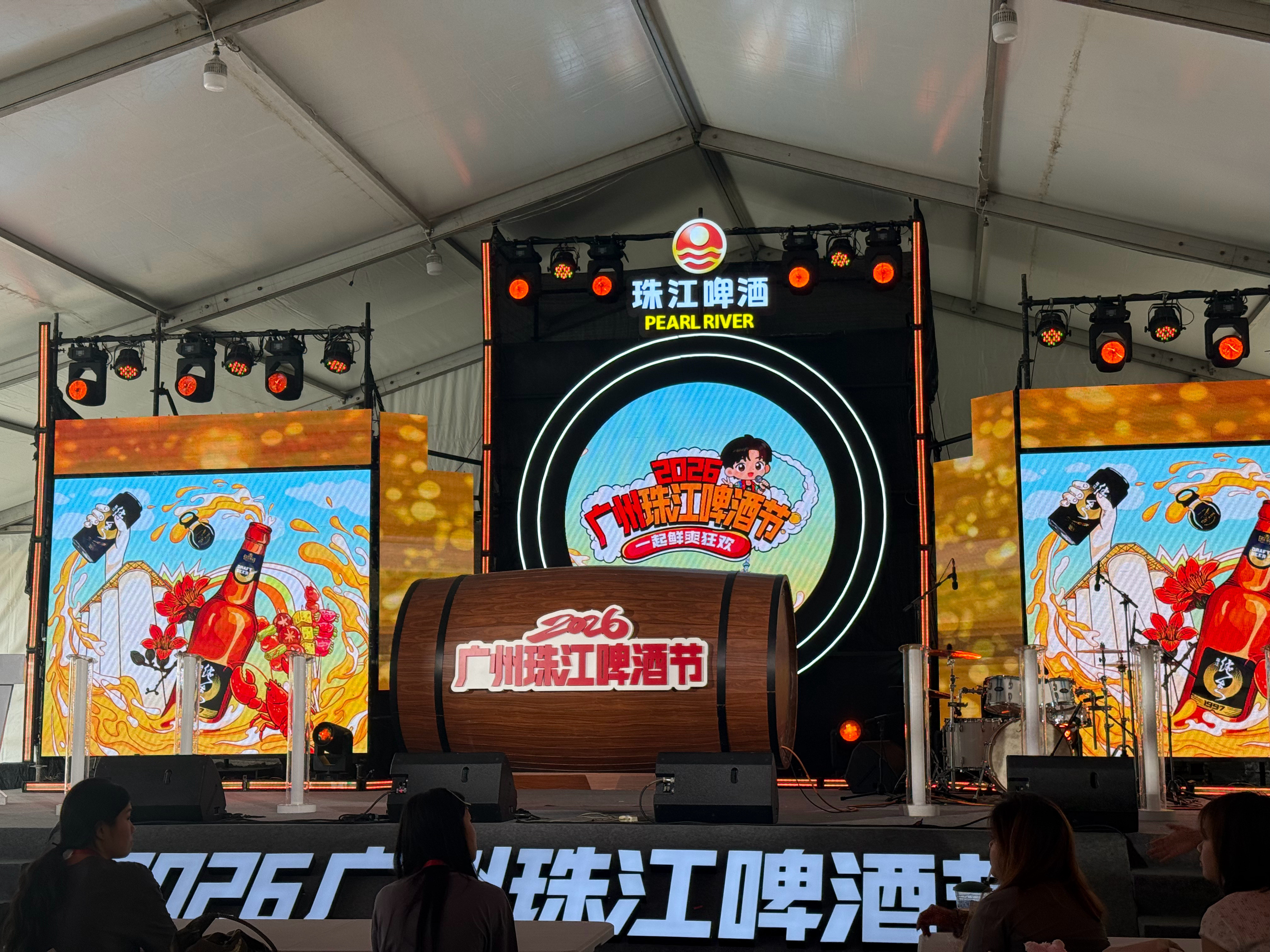 主办方对今天彩排很满意，就是觉得主持人有点黑，现在马上安排给他化妆