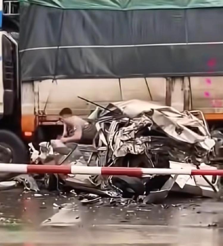 车都撞成渣渣了，他竟然完好无恙，主要头发都没伤到，从一堆废铁中爬出来，厉害了这哥