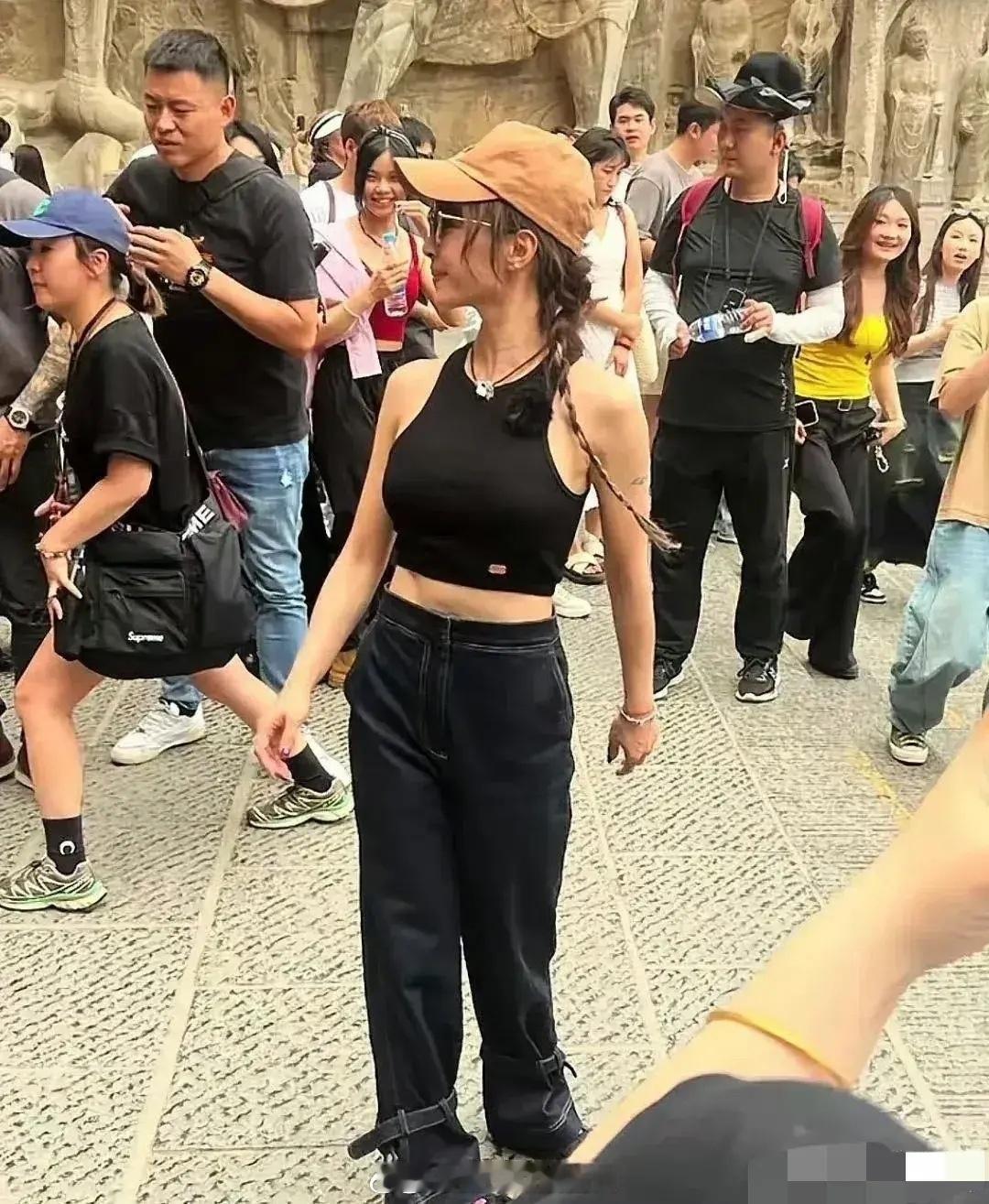 原来蔡依林是真穿不了太保守的衣服，显得又矮又不好看