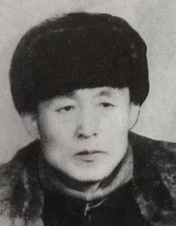 1940年，抗联军长戴鸿宾，带着两支手枪、60两黄金、4万伪币，从队伍里消失了。