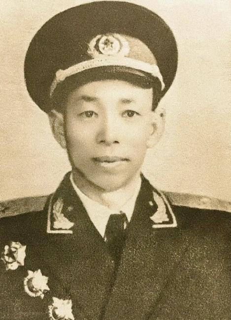 1945年，八路军旅长要处决团政委。临刑前，旅长的警卫员，突然靠近团委松绑，并催