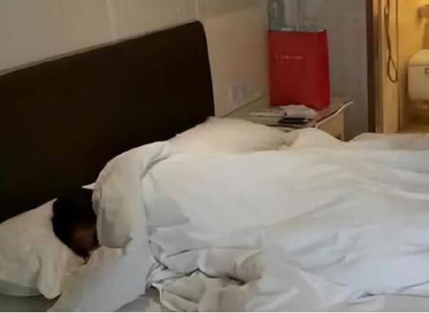 广东，男子约了女网友出去过夜，完事后还给女子支付了402元。第二天，两个人还