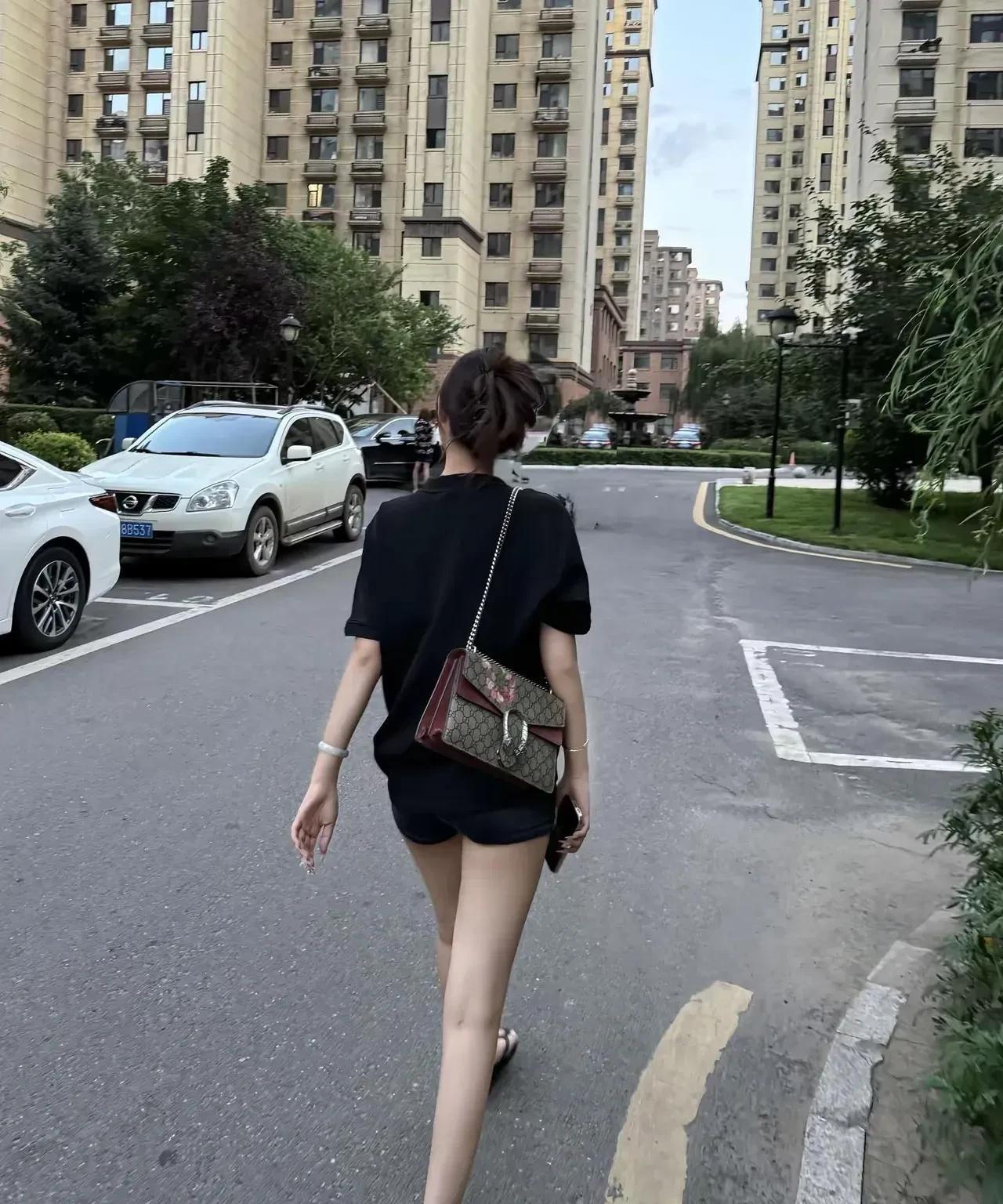 事实证明，高跟鞋没有拖鞋走路舒服。[捂脸哭][捂脸哭][捂脸哭]