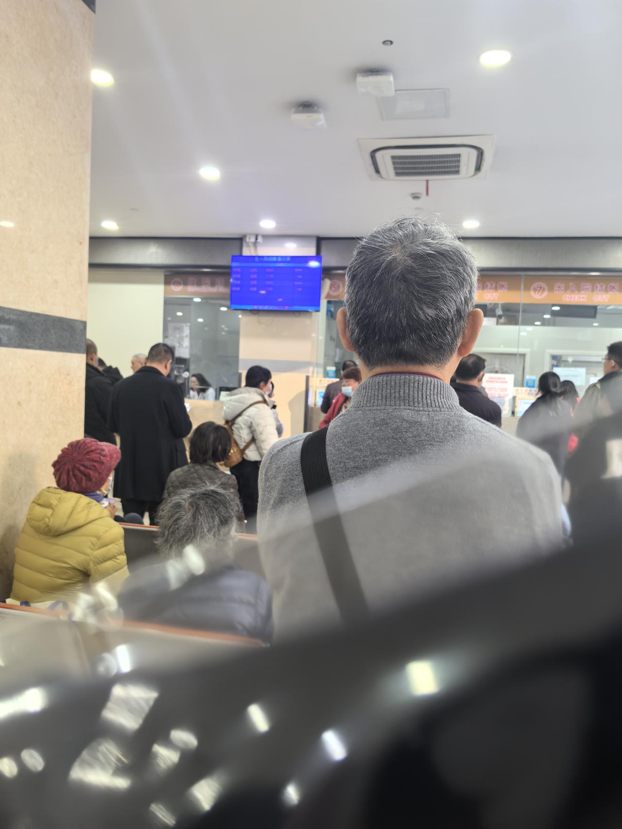 中午我爸终于住进病房，吃了十五元的盒饭，那是真难吃。南甜北咸所言不虚啊。我吃