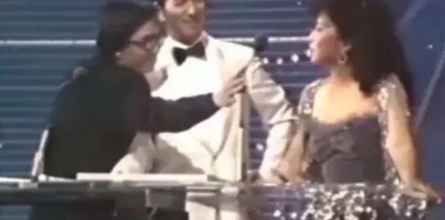 =1983年，何鸿燊给徐小凤颁奖，直勾勾盯着她丰满的身材说：＂你挣了这么多钱，今