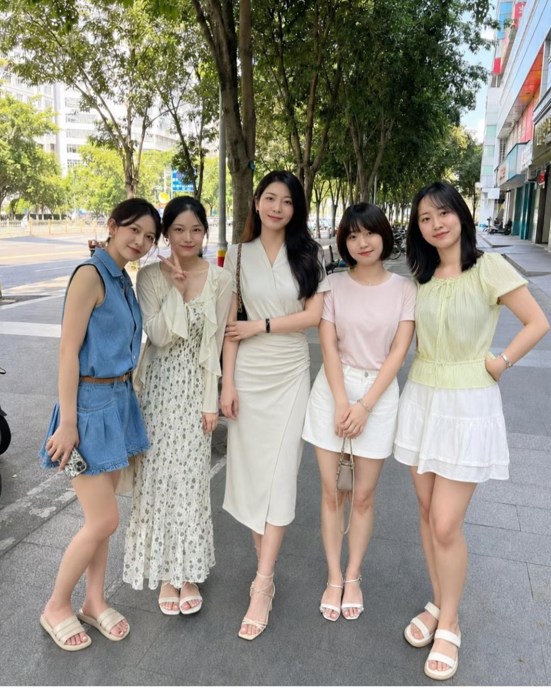 中间的美女不光长的最美，脚丫子还是最好看的。