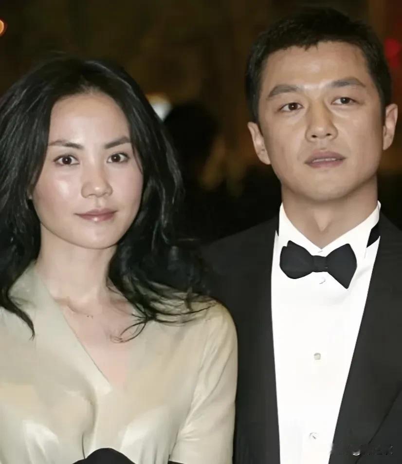 见过李亚鹏初恋女友的照片，非常漂亮，还很有气质，据说是女友去考中戏，李亚鹏陪她去