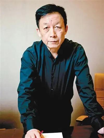 易中天还是狭隘了。他说明朝灭亡的主要原因就一条：朱元璋把明朝变成了朱家一家的天下
