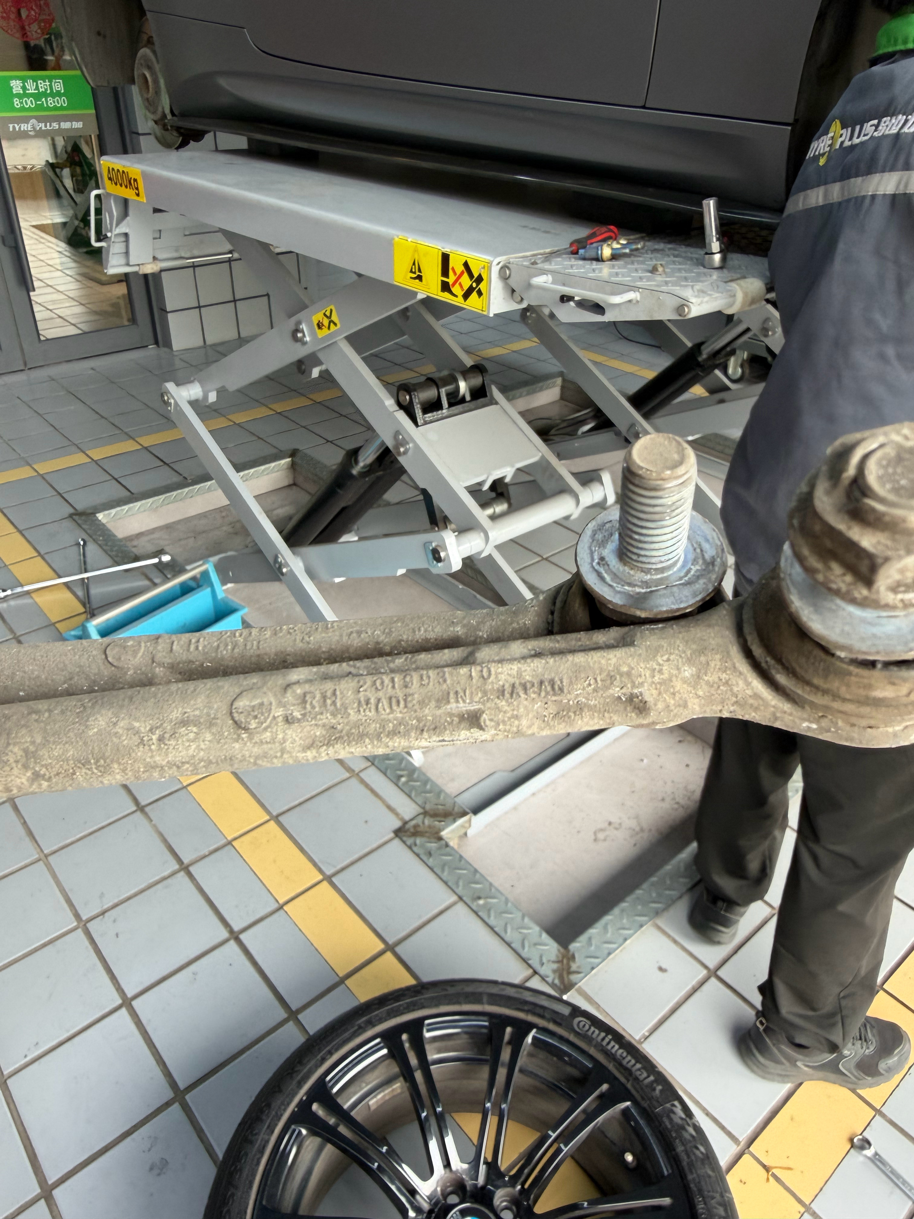 滴～又来张嘴要吃的了换避震器，检查发现拉杆胶套漏油，换俩前拉杆。这拉杆居然是日