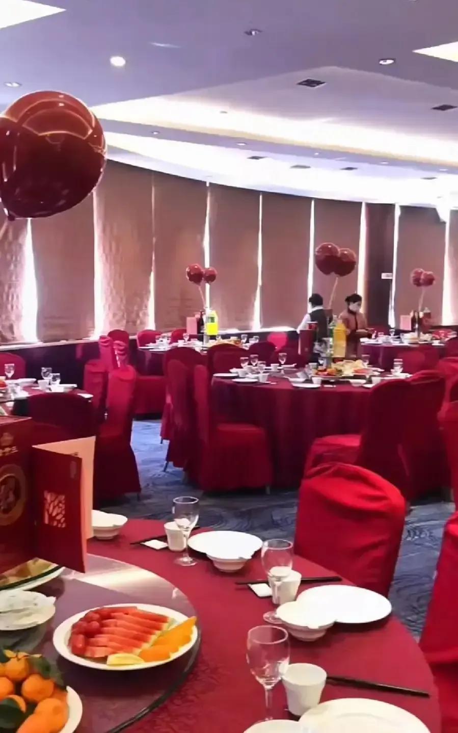 老公三年前找哥们借了四万块，说好三年还，没利息。前几天他提前转账，对方一句“日