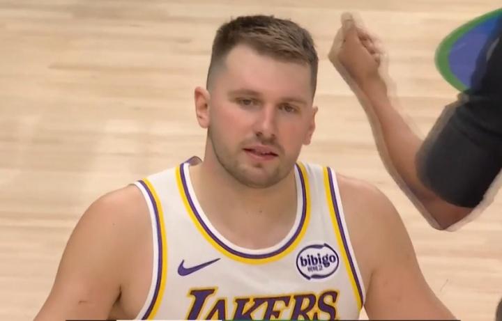 东契奇，怎么又胖回去了？[捂脸哭]赛季初的时候，东契奇的确能看到休赛期减肥的痕