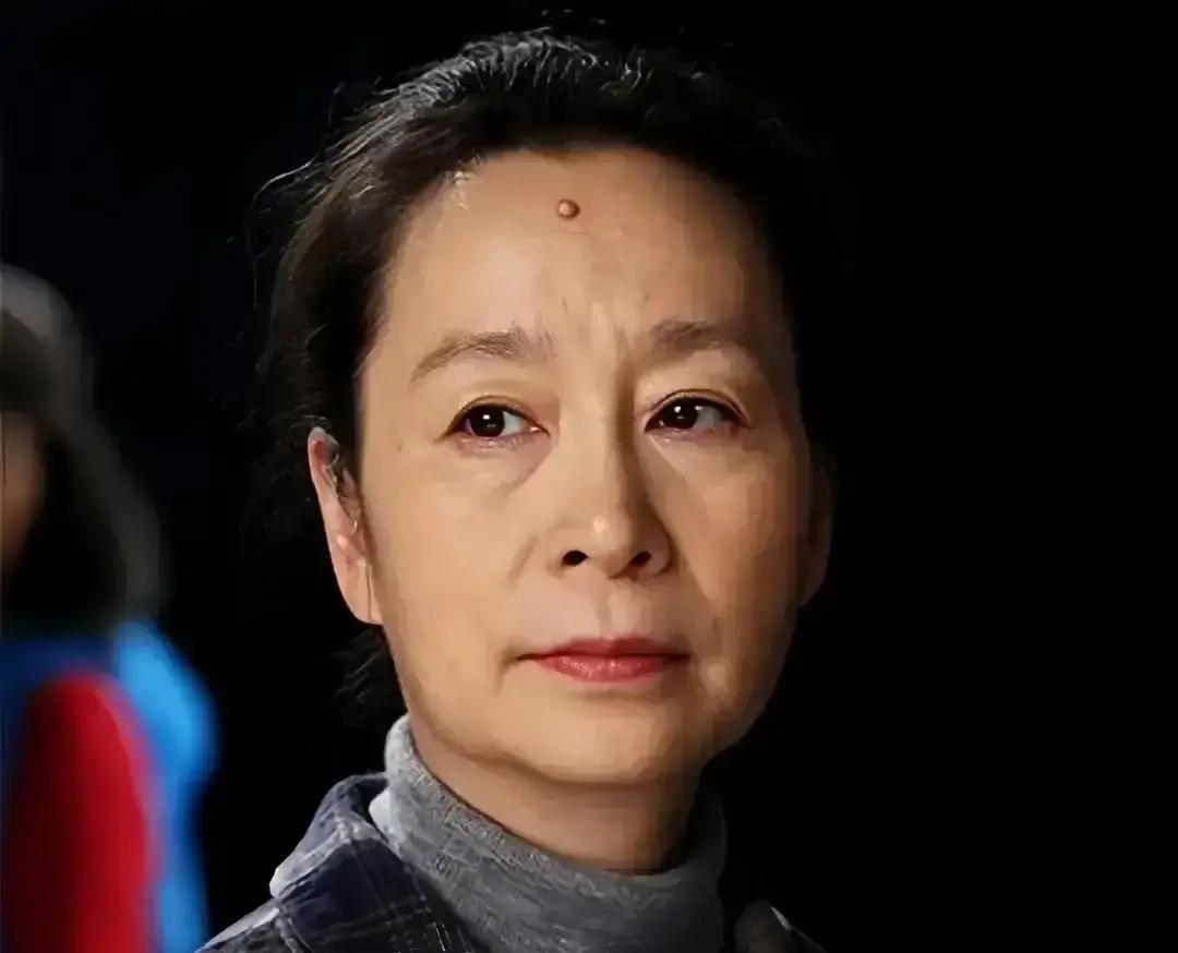 “奚美娟会挑男人”上热搜，评论区一水儿“眼光毒”。我扒了旧账：俩人大学同班，婚后