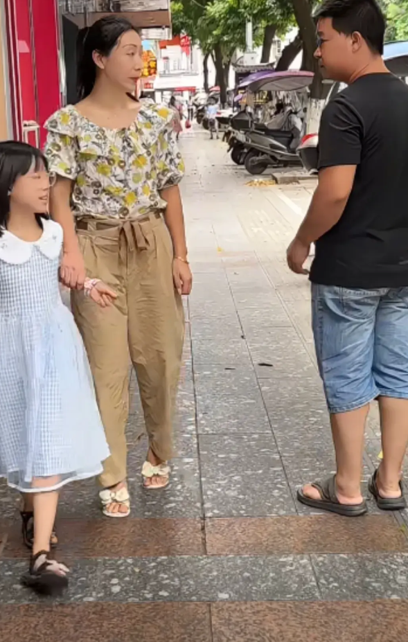 心酸，离婚五年，夫妻在见装着不认识，女儿想叫爸爸，妈妈拉着女儿说：你认识他吗？妈