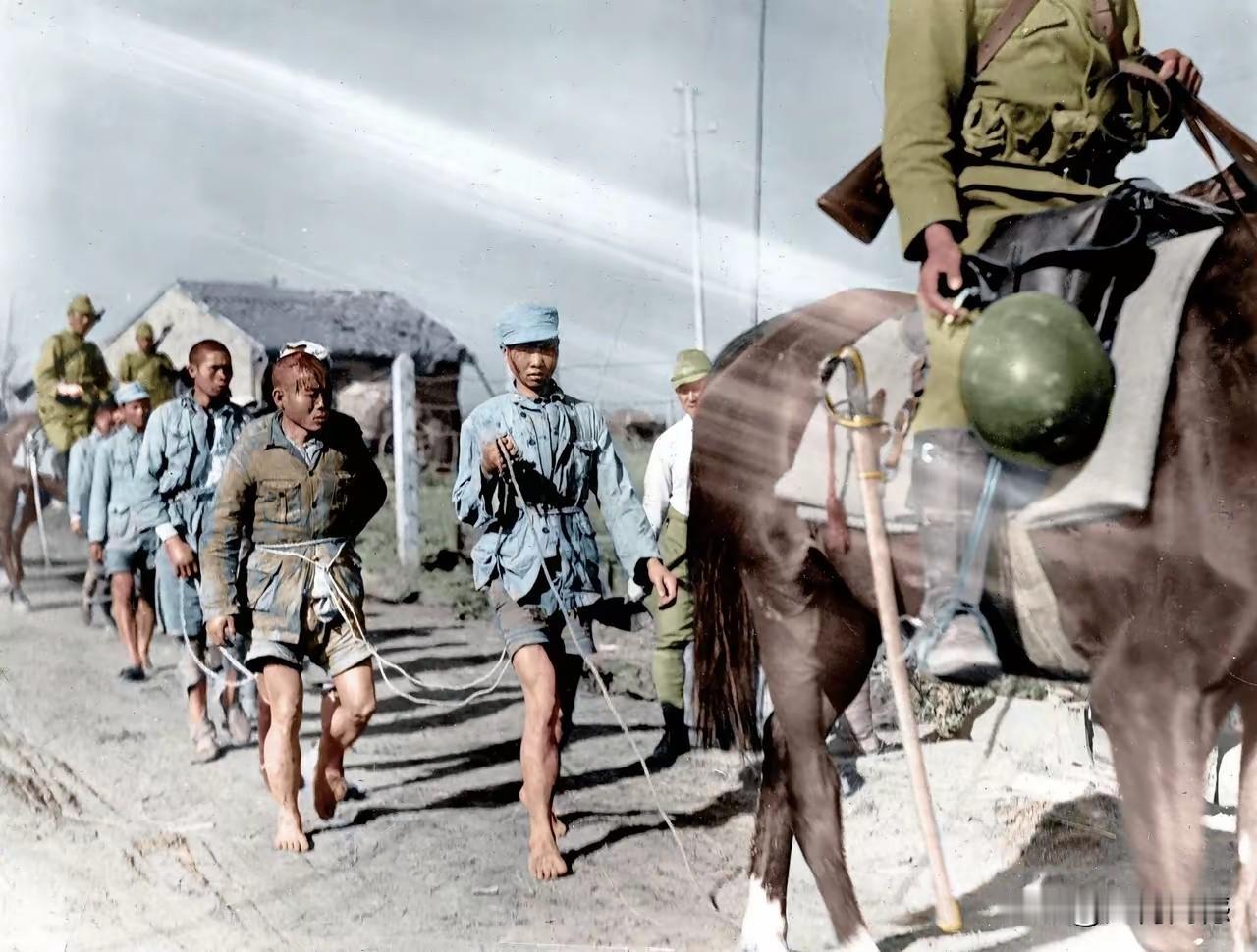 日本鬼子骑着高头大马，手指上还夹着烟角，一副趾高气扬、不可一世的样子！被它们俘获