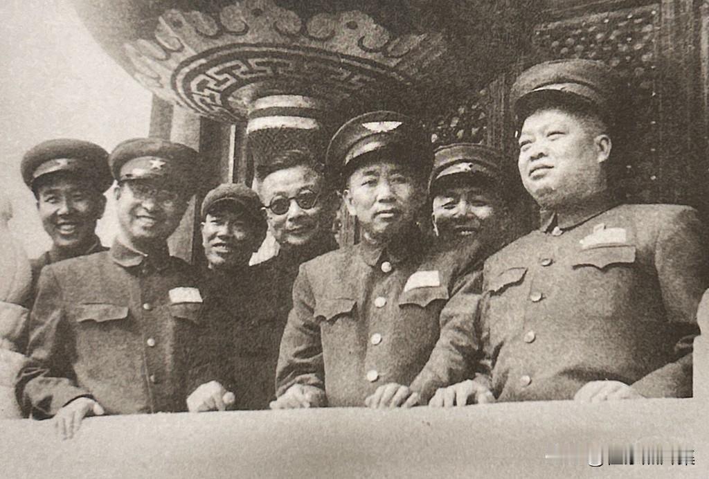 1954年国庆期间，赖传珠（时任总干部部副部长）、刘亚楼（空军司令员）、李克农（