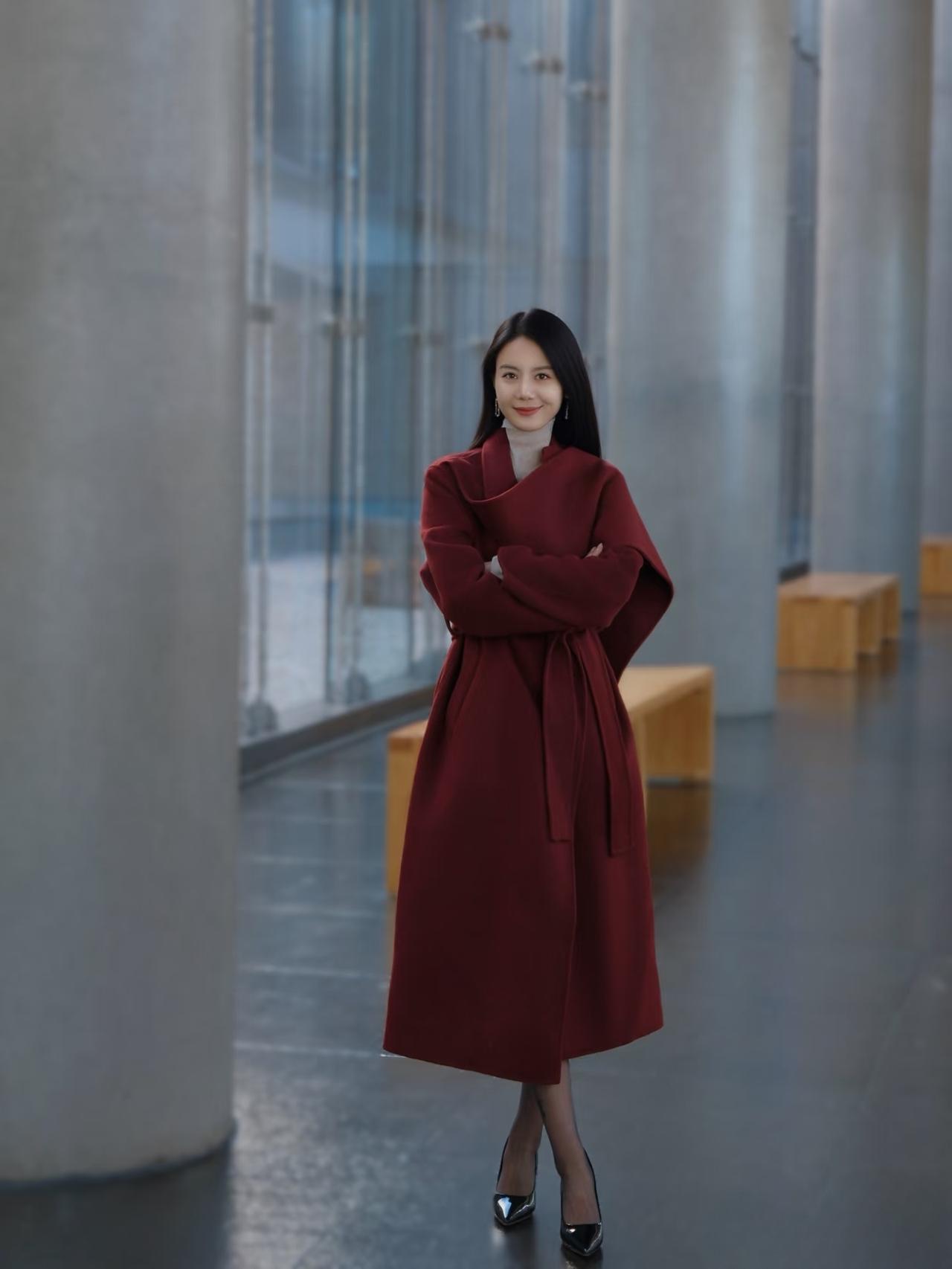 优雅自信穿搭分享整体搭配不超过三种颜色，显得干练利落，优雅气质有自信！