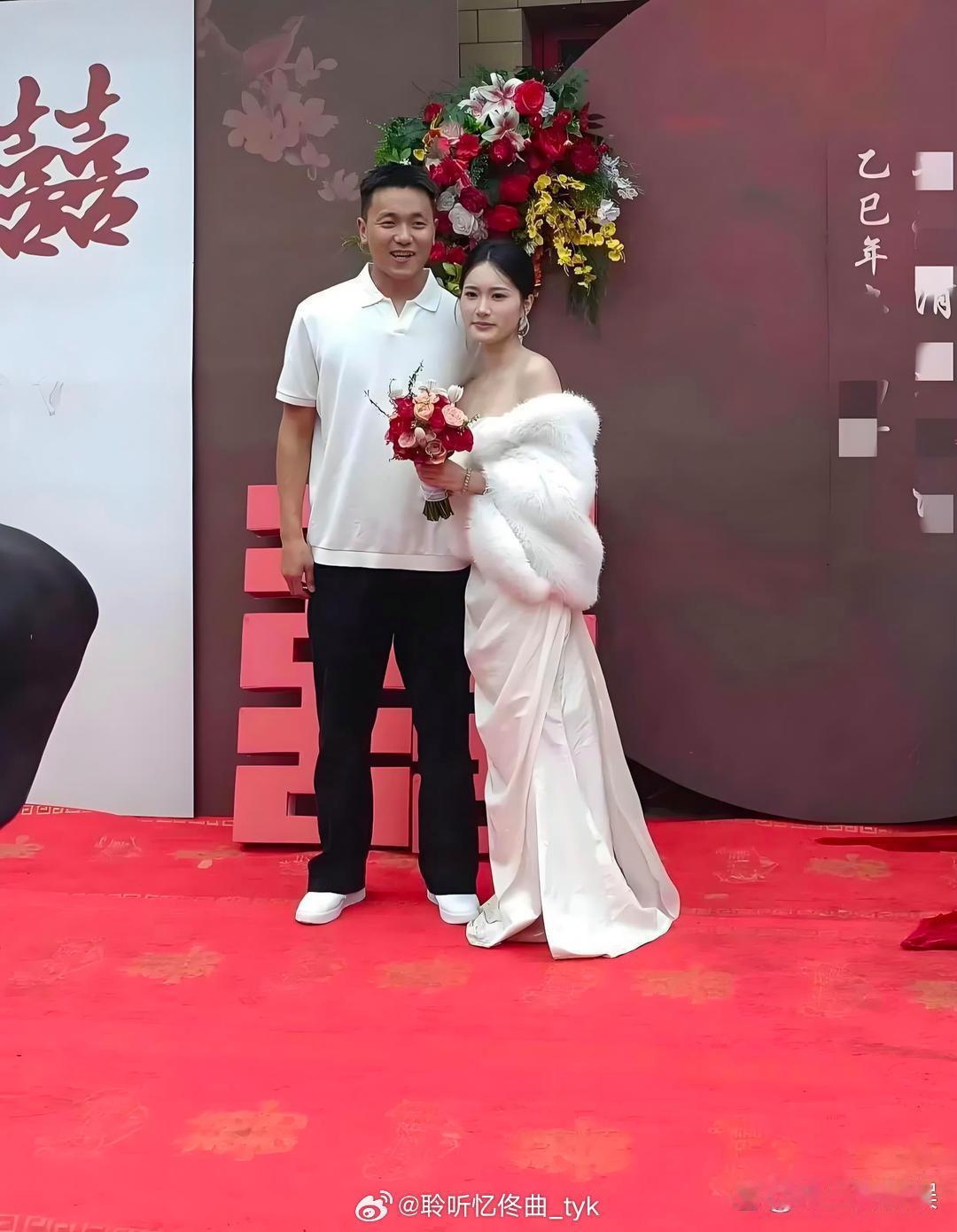 表哥终于订婚了，对象很漂亮。表哥那么拼命的挣钱，终于有结果了。