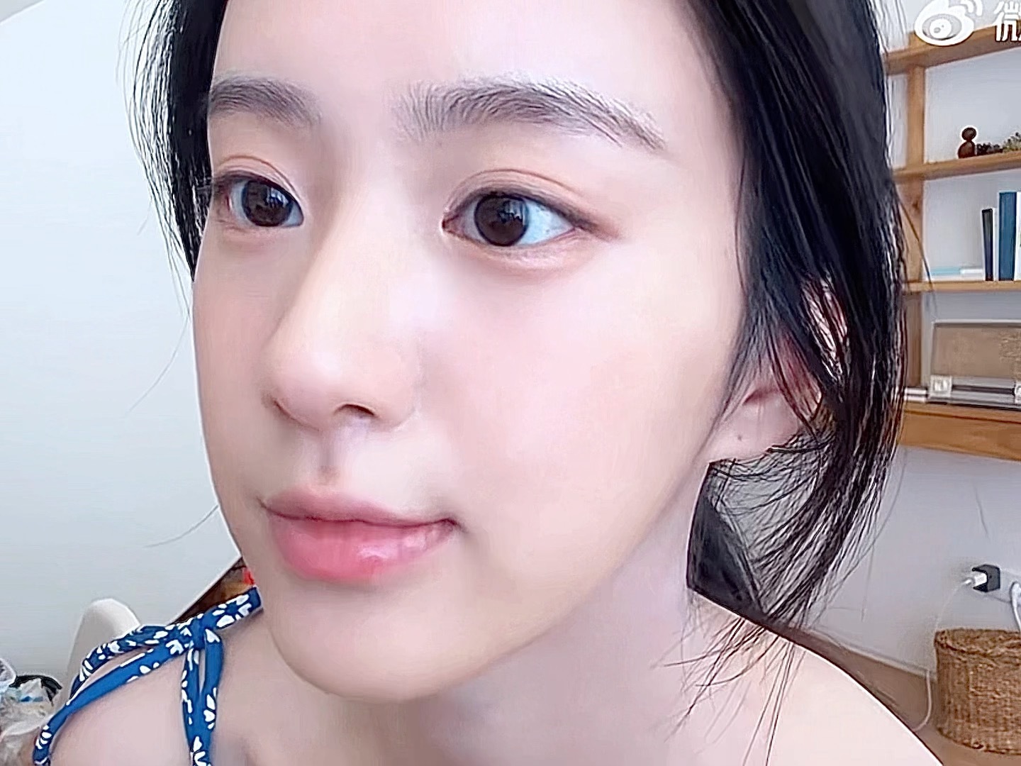 感觉我在欣赏史上最无用的化妆教程…​​​