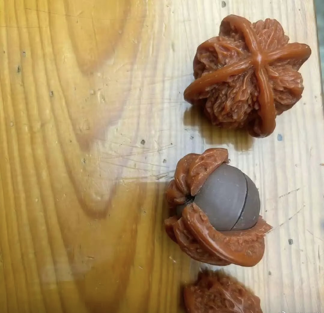 两年！两年！你知道这两年我是怎么盘它的吗？你知道吗？现在跟我说是塑料？