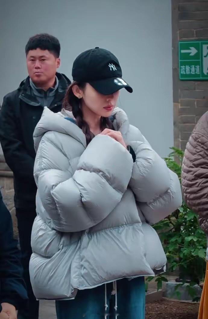 古力娜扎现身大孤山被偶遇，穿着羽绒服，梳着双马尾，少女感十足！
