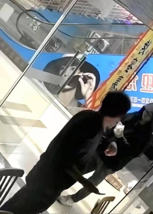 一小伙凌晨在饭店门口翻垃圾，老板看到后，出声阻止：“那里面全是垃圾，你在找什么