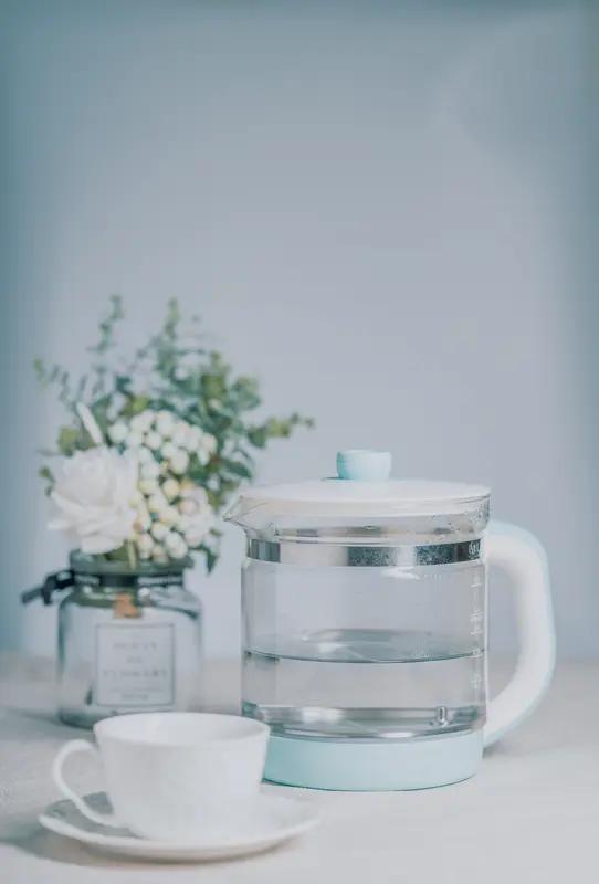 起床到底是先喝水还是先吃饭?早起建议先喝一杯温开水。经过一夜睡眠，身体处于缺水、