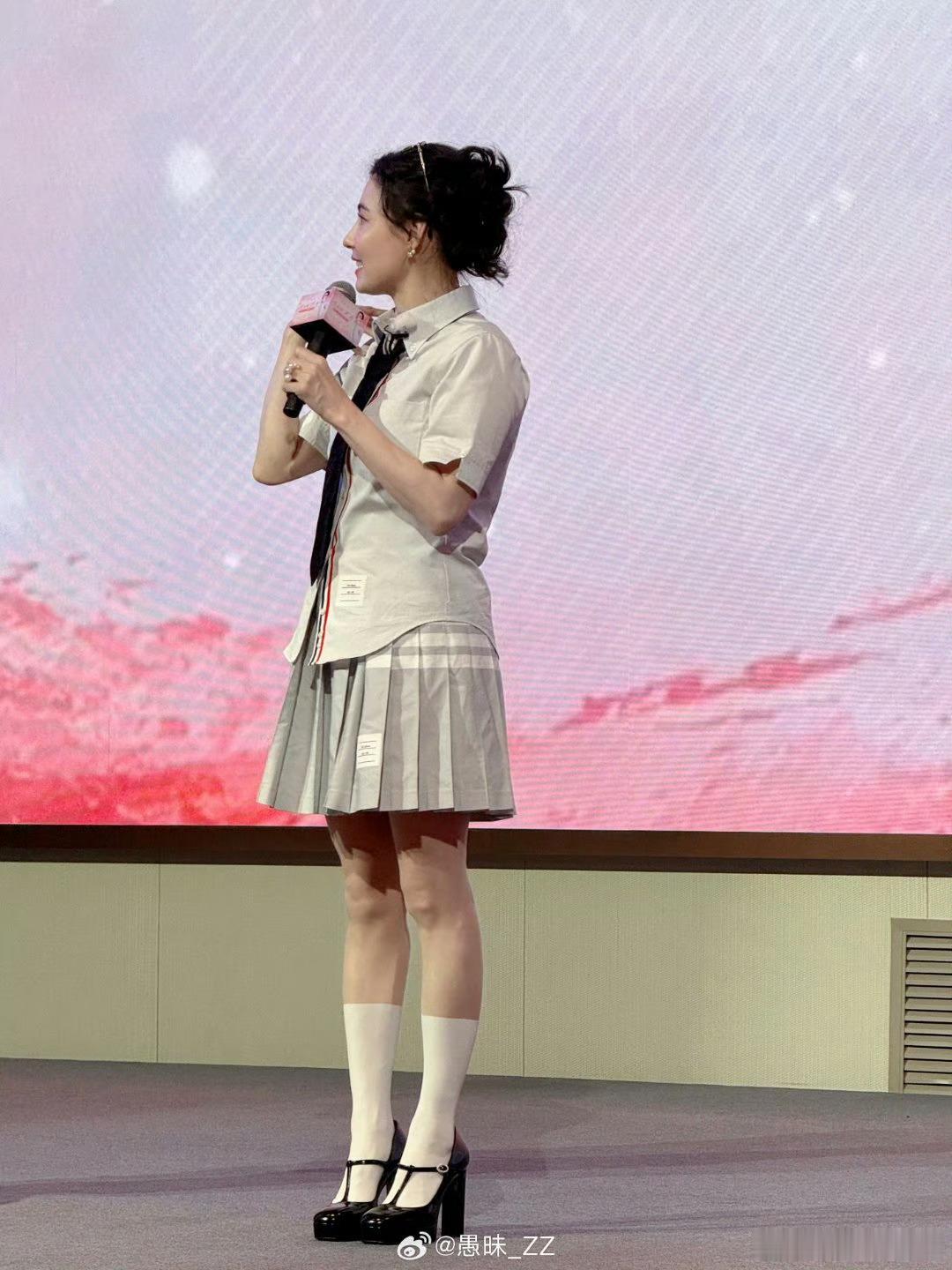 张柏芝送宝妈粉丝迪士尼门票谁能不被张柏芝的温柔打动。她留意到带娃来的粉丝，大方送