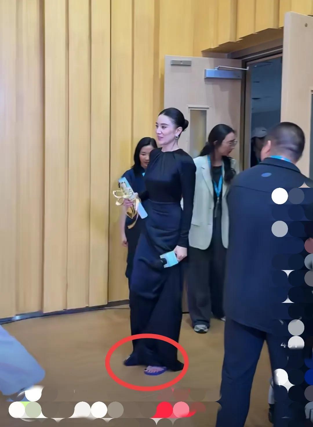 穿着人字拖，身高都这么长，宋佳比旁边的两位女生高好多，也比左边那位男士高不少，不