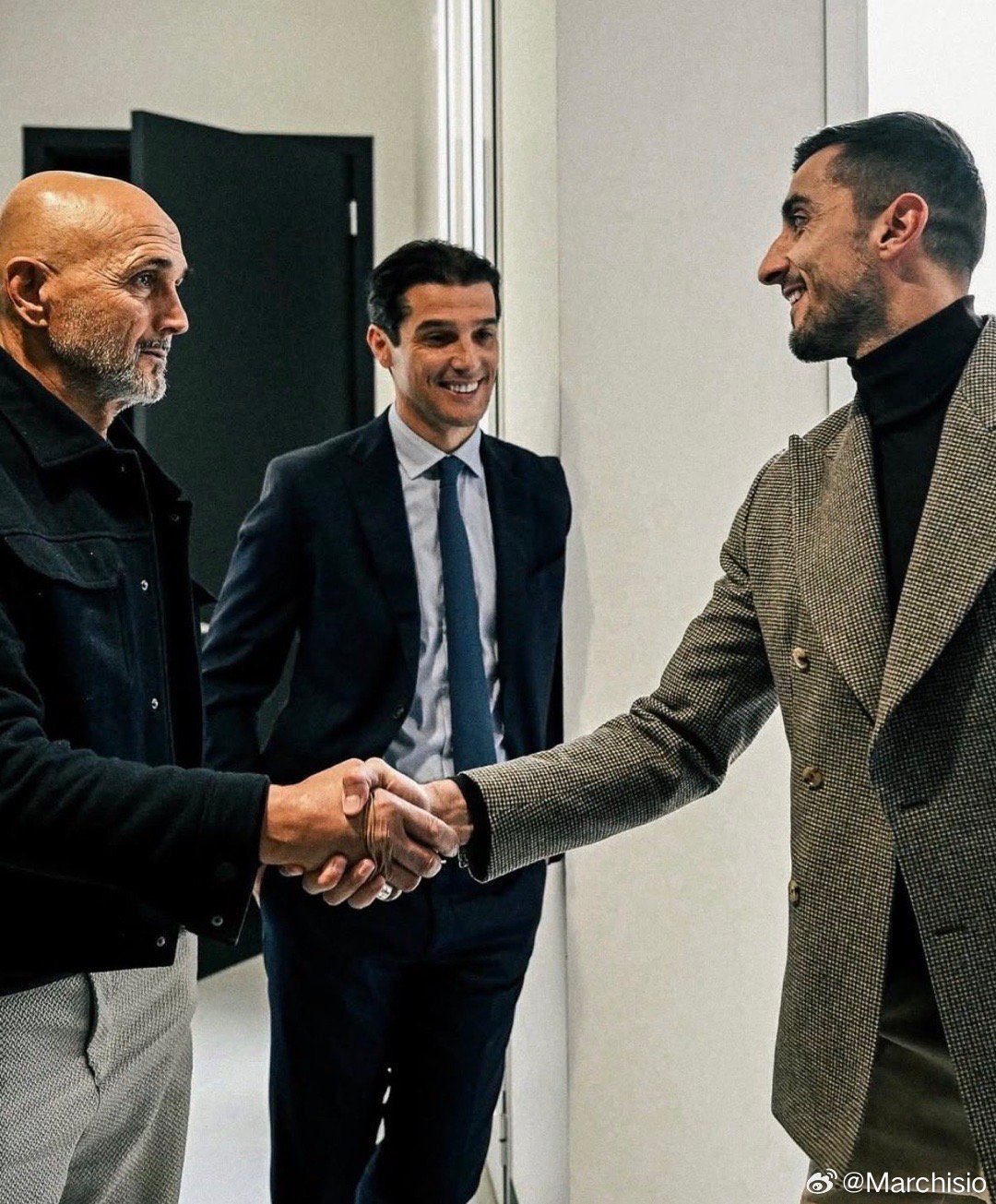 老头听劝！斯帕莱蒂已经决定继续信任佩林，今天晚上佩林将继续在对阵罗马时首发。尤