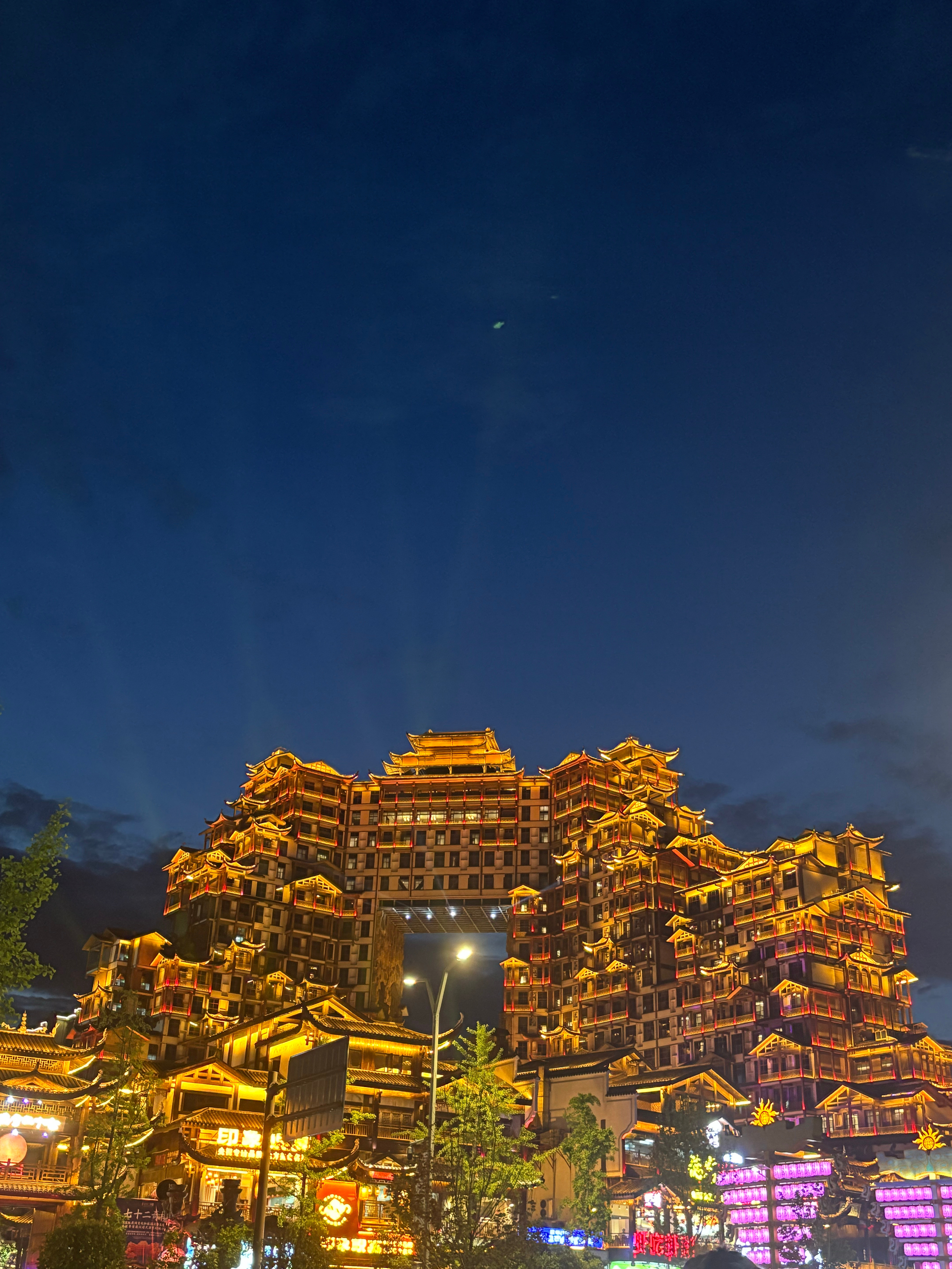 张家界七十二奇楼。夜景。张家界