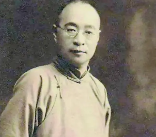 1923年，张宗昌小妾生病，请来名医施今墨。施今墨刚要写药方，却突然停下。张宗昌
