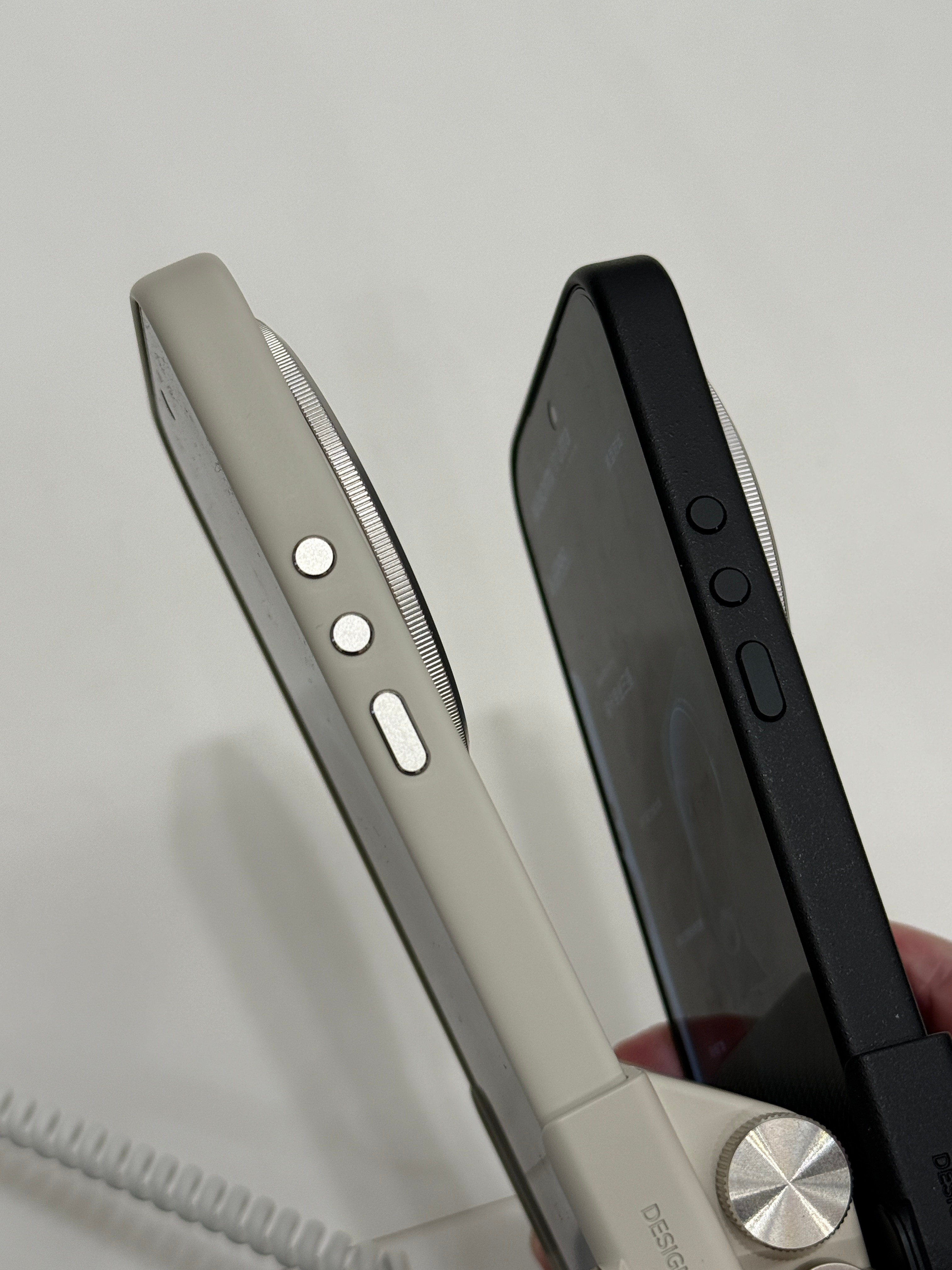 小米17Ultra的官方影像套装的壳子我看了下，做得很不错。大家注意看按键这一