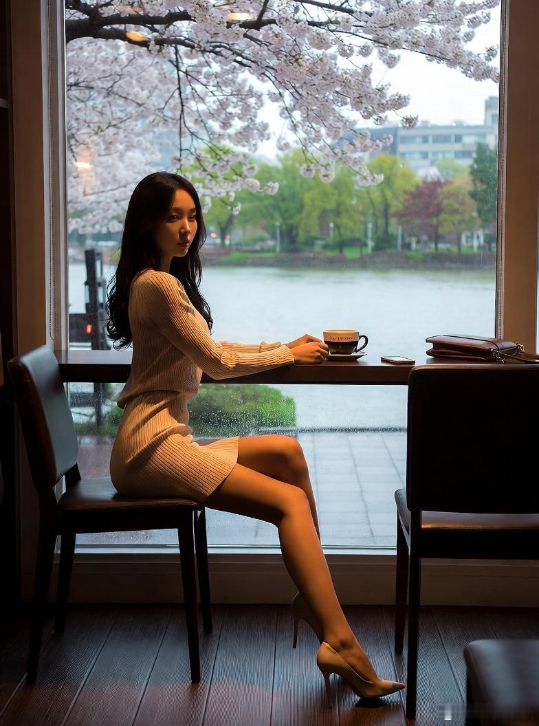 起太早，喝早茶也得再等两小时。