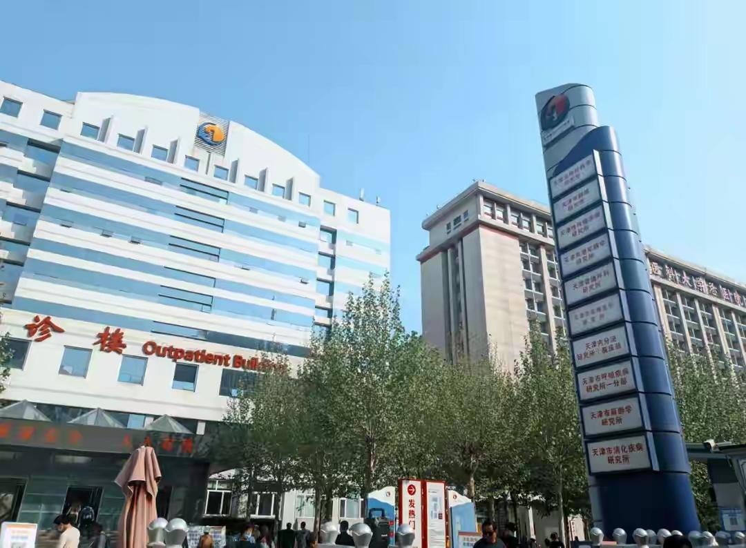 嫂子出院了，还带着两个引流瓶子，周四再去医院拔掉引流管。7.29她做的乳腺癌