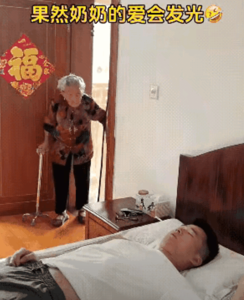 “这真是隔辈亲啊”！这是发生在家里的一件事，一男子在家里午睡，奶奶担心孙子太热，