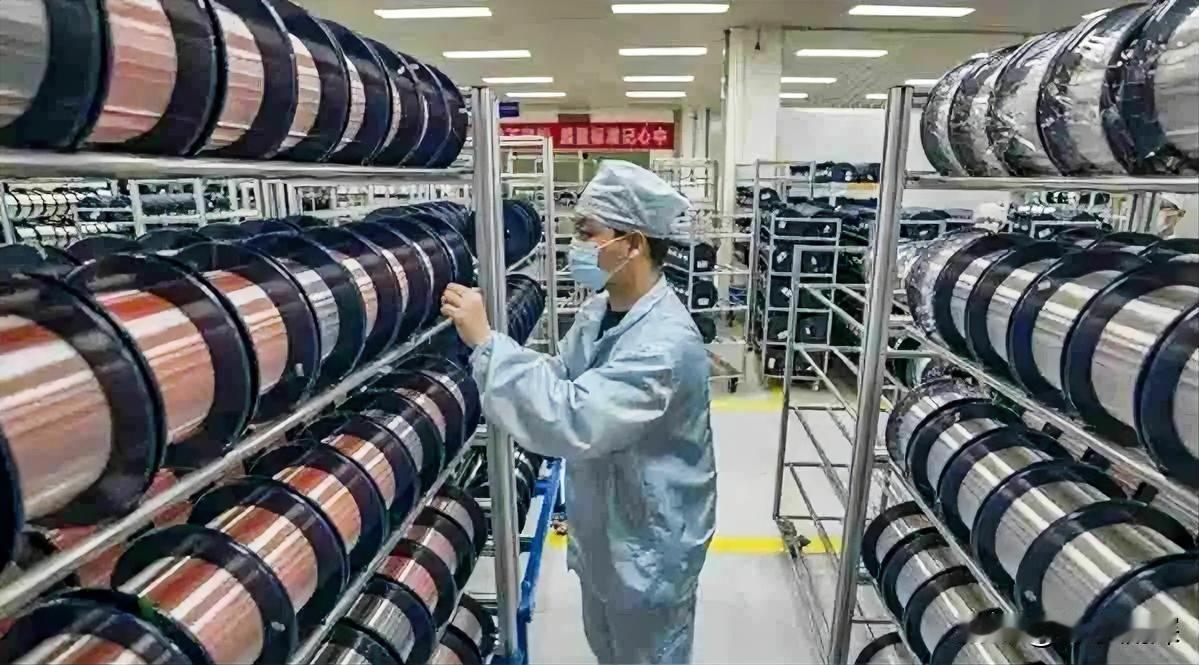 光纤订单排到2027年，但最赚钱的部分不是光纤本身。光棒才是这条链上的利润黑