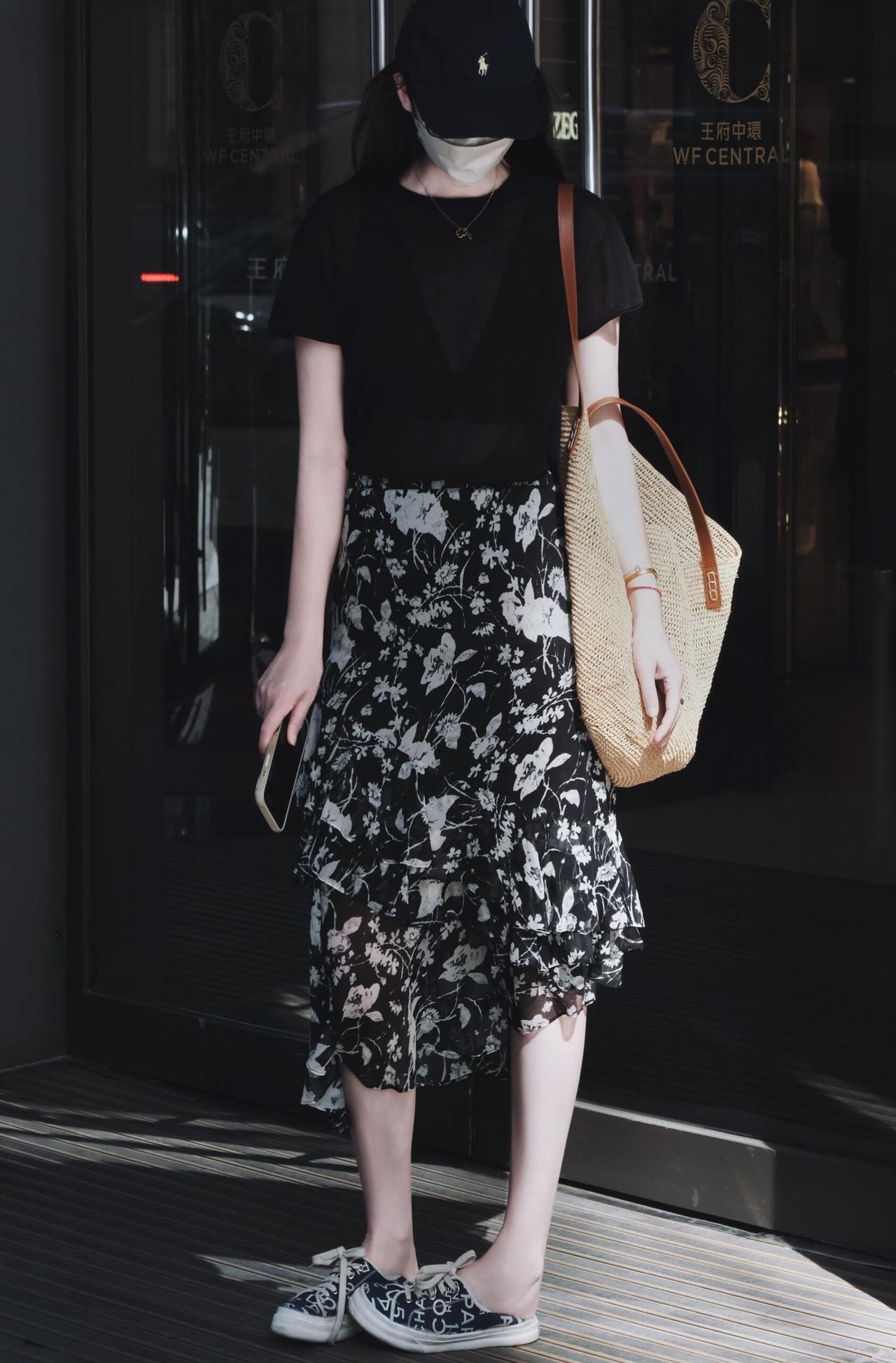 这一身超好看呀！梨形身材的姐妹可以直接抄作业啦，黑色基础T恤搭配黑白碎花蛋糕半