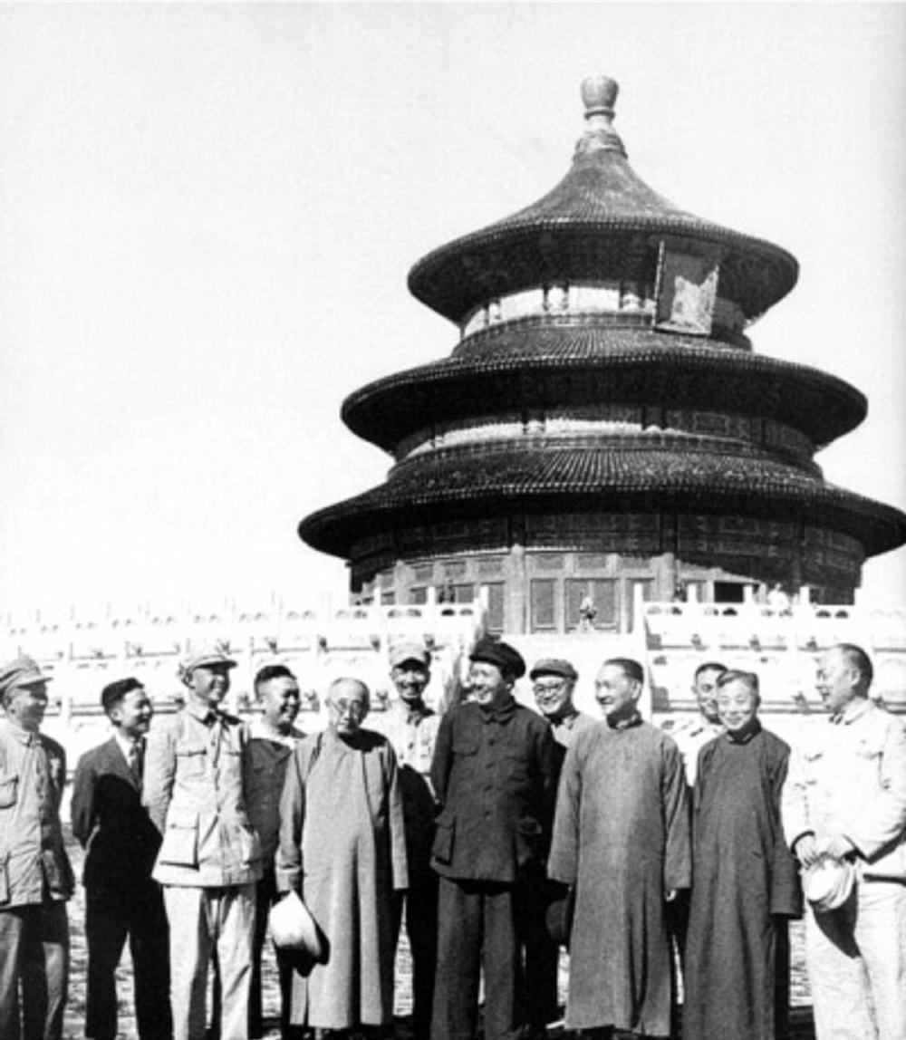 1949年毛主席与众人游天坛，期间问一清末翰林：你见过慈禧几次？“午后三点，文