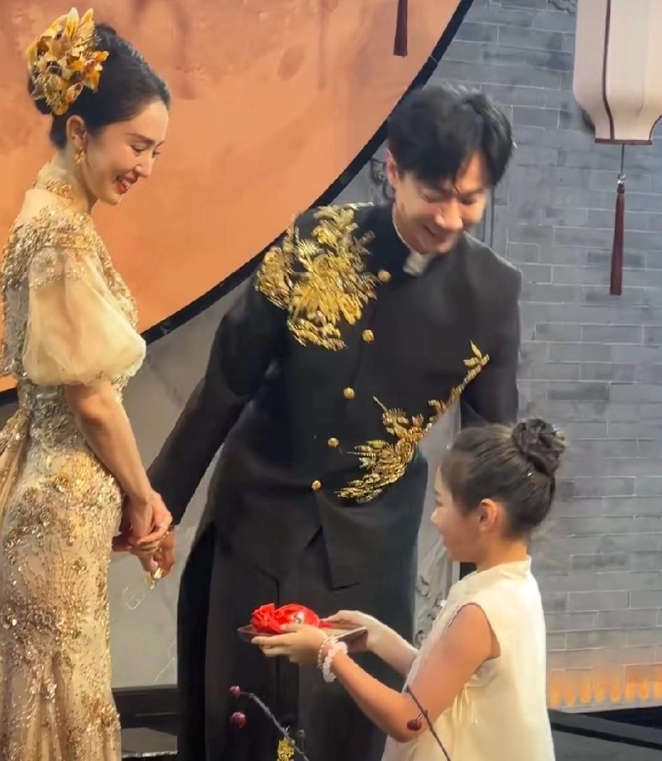 原来董璇和张维伊婚礼上送结发礼的花童是小酒窝！张维伊拿剪刀的时候，还亲了一下小酒