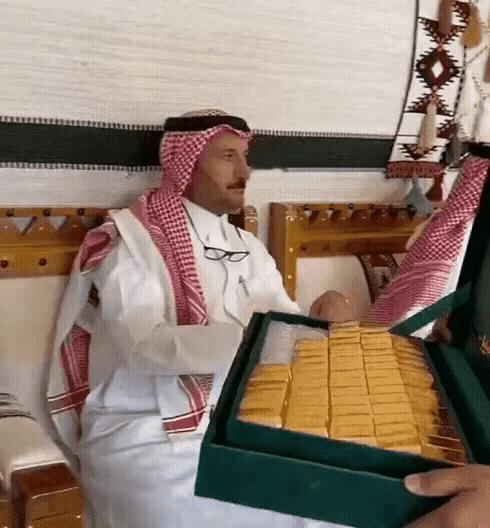 沙特“金条见面礼”爆火！网友笑疯：原来是巧克力，差点以为要开叉车搬最近一段
