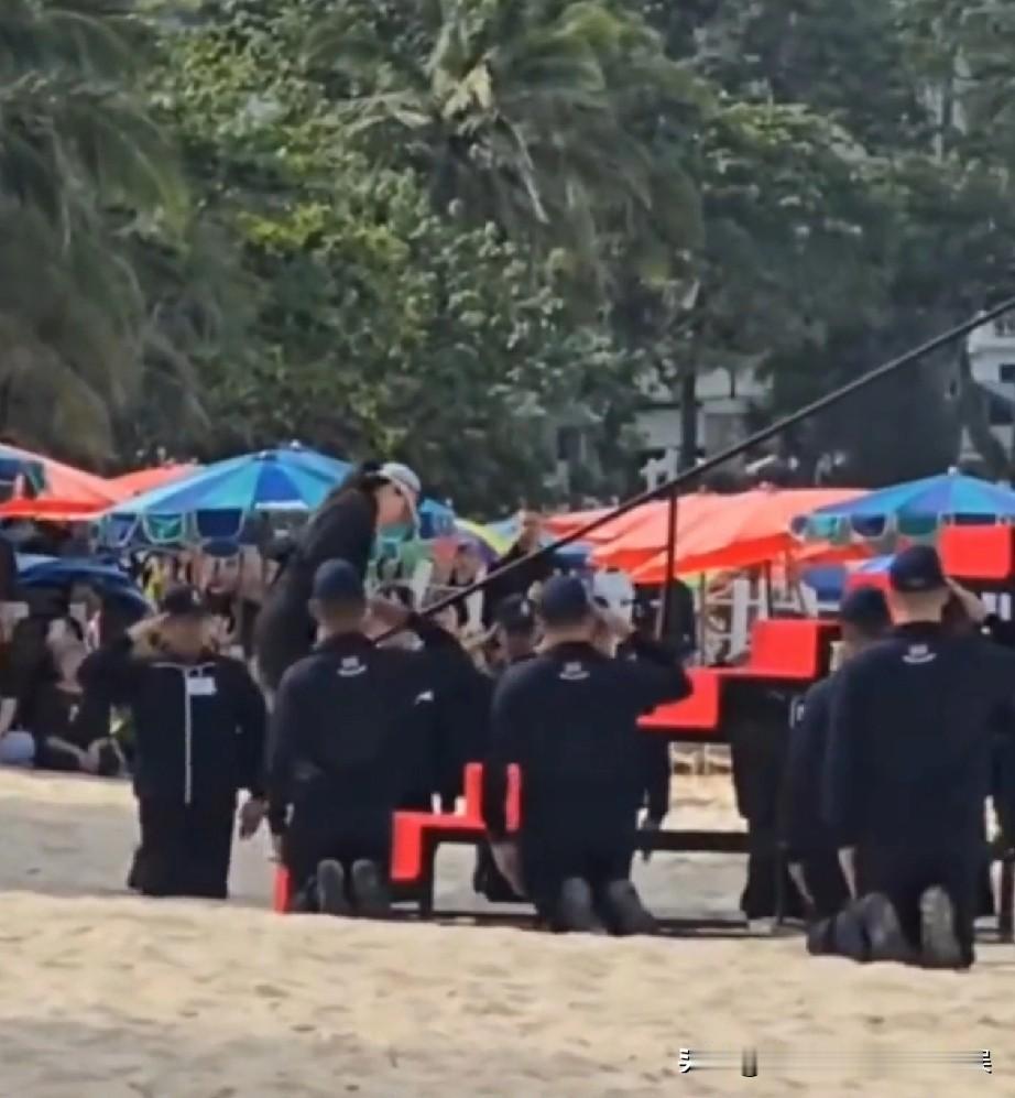 苏提达王后参加帆船比赛，沙滩上，这排场也是足啊，沙滩上跪满了一堆人，都在为王后加