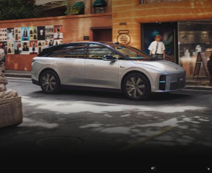 理想发布最新财报，作为第一个实现并持续盈利的新势力车企，这次居然亏钱了。现在第三