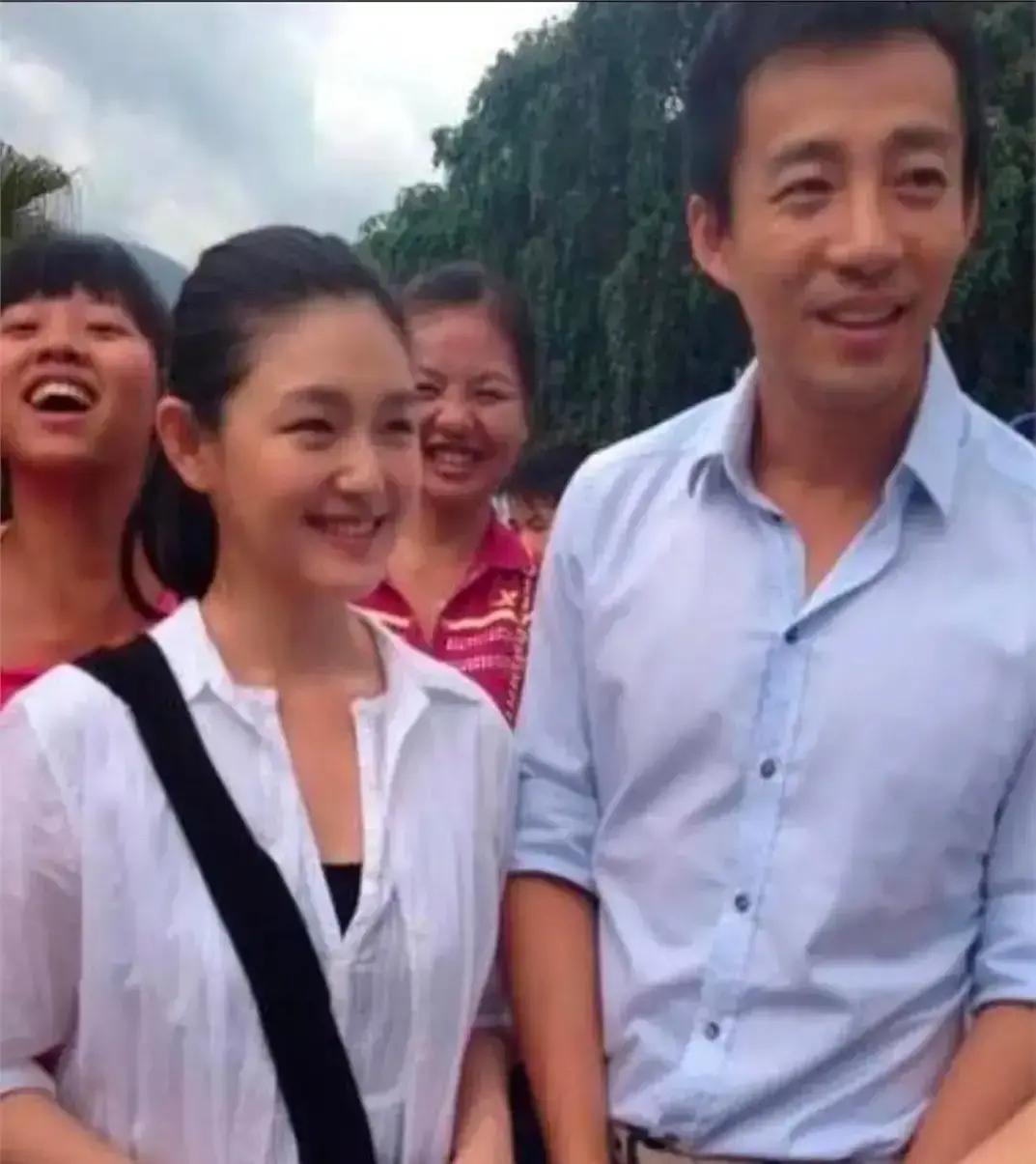 婚戒还在，旧照删了汪小菲深夜晒娃照，马筱梅隔天戴婚戒陪他站台。镜头里她给他