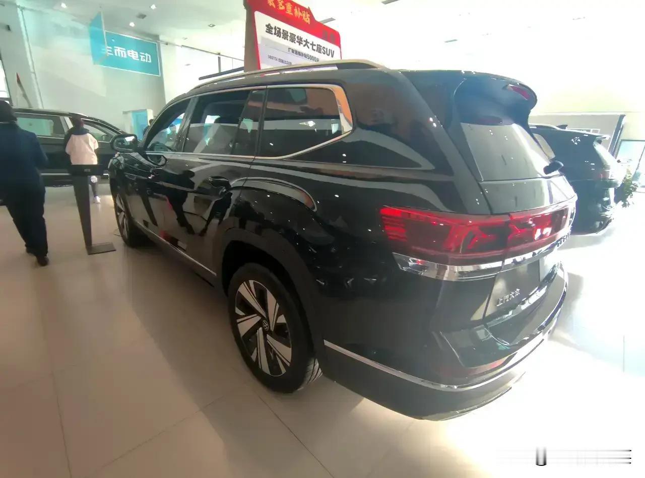 汽车工业蓬勃发展，汽车市场竞争激烈，特别是在中大型七座SUV市场中，各种新科技车