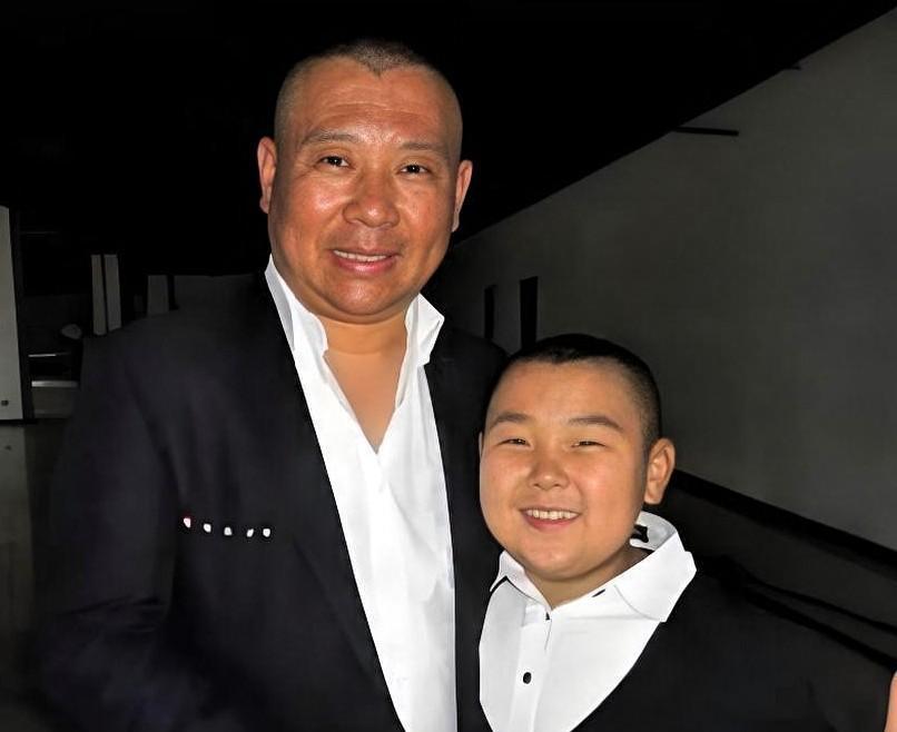 郭德纲徒弟！一个被骂“亲儿子”三拒，一个磕头后光速登春晚，这师傅偏心眼太明显了