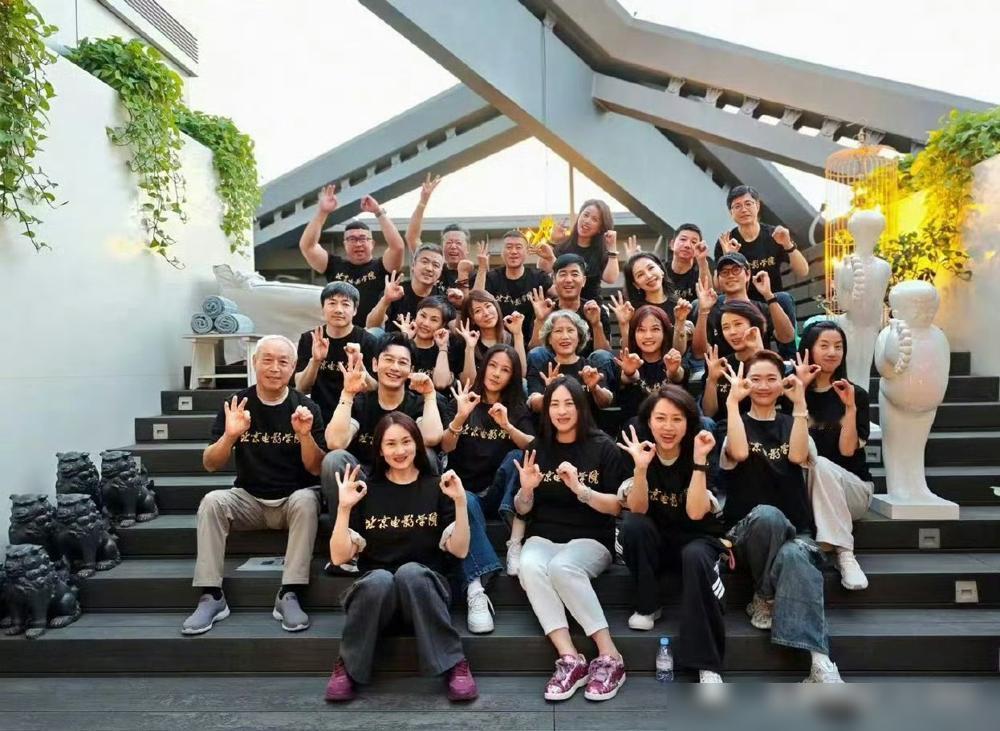 掰了17年，黄晓明陈坤终于站一起了。一张北影96班的同学会合照，炸出半个娱乐圈的