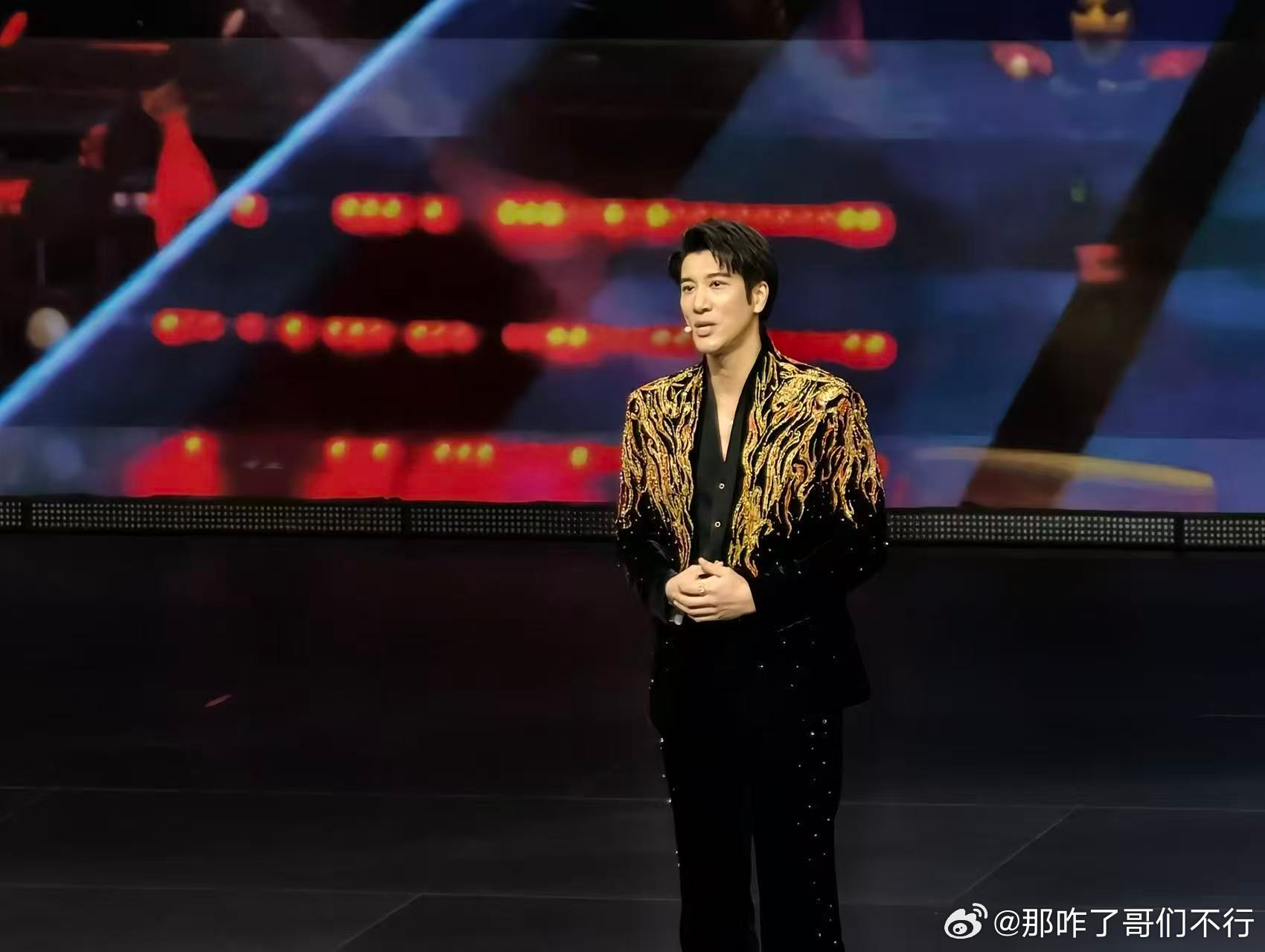 腾势N9闪充版黄兴路步行街口，腾势N9闪充版缓缓驶过，路人都忍不住回头看。