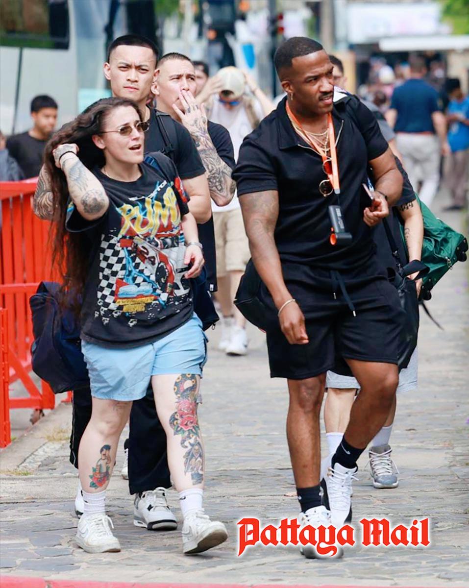 大花胳膊的美国女兵吸引了芭堤雅当地人的视线，芭堤雅网民津津乐道美国女兵们的外表、